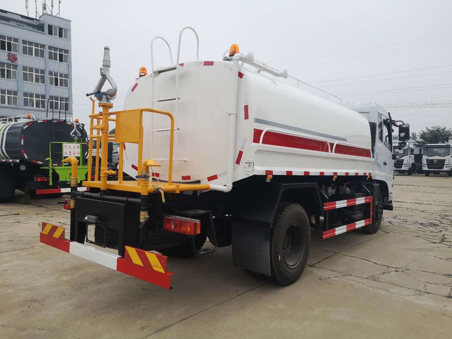 13.9萬(wàn)12方灑水車(chē)推薦(圖5)